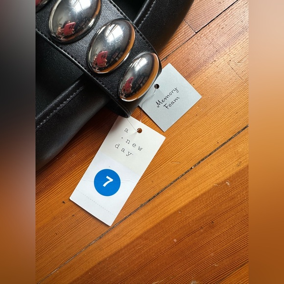 NWT Women’s Genevieve Oversized Dome Stud Mary Jane Flats with Memory Foam - Picture 6 of 9